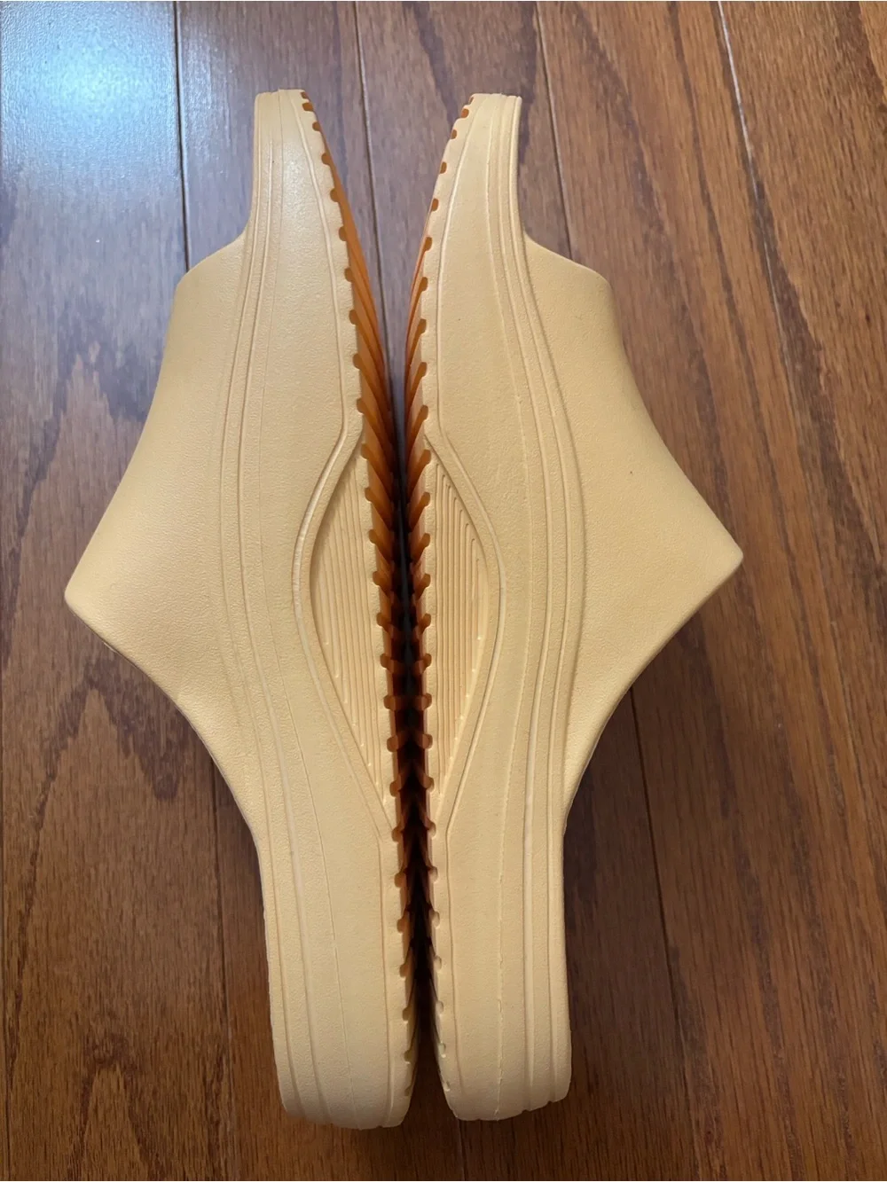 Men Size 9/Women Size 11. Yellowish Slide Sandals